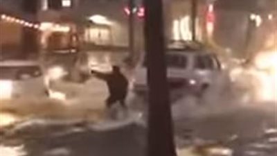 شاب يتزلج على مياه الأمطار بشوارع كاليفورنيا (فيديو وصور)