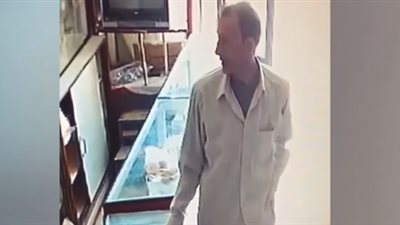 كاميرات المراقبة ترصد لحظة سرقة صيدلية في الشرقية (فيديو)