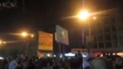 بالفيديو.. أنصار «المعزول» يحطمون لافتة لـ«النور» في شبرا الخيمة