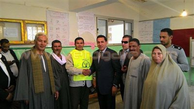 بالصور.. محافظ الشرقية يتفقد لجان الانتخابات بقرية «المعزول»