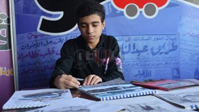 الفنان الصغير.. حكاية طفل يعشق الرسم  (صور وفيديو)