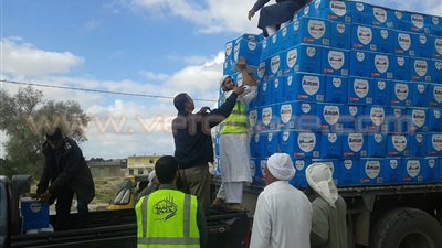 بالصور.. «النور» يوزع المياه على أهالي «العرائس» بالإسكندرية