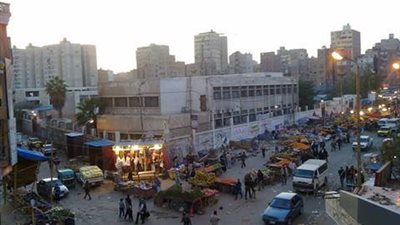 الباعة الجائلون يحتلون سور مستشفى الهلال بباكوس