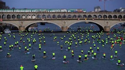 وصول احتجاجات «السترات الصفراء» إلى نهر السين في فرنسا