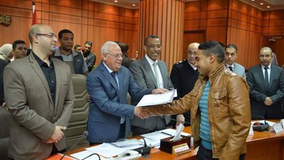 محافظ بورسعيد يكرم سكان عمارة 28 بمنطقة الإسراء (صور)