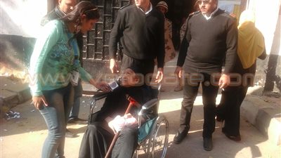 بالصور.. الشرطة تساعد كبار السن والمعاقين بلجان بولاق أبو العلا