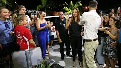 بالصور..أنجلينا جولي وبراد بيت يتناولان عشاء رومانسيا بأستراليا