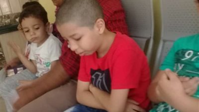 سيدة تناشد السيسي بعلاج طفلها من مرض نادر في الدقهلية
