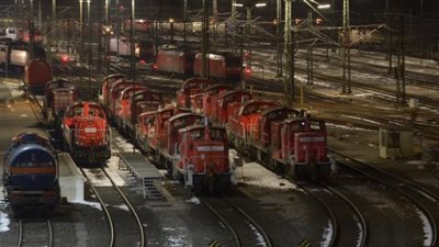 موجة الاحتجاجات الأوروبية تضرب ألمانيا وتصل لعمال السكك الحديدية