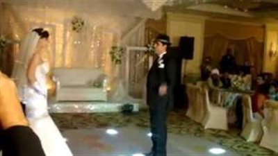 بالفيديو..عريس وعروسة يرقصان بطريقة مدهشة