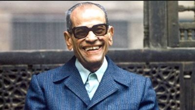 بخط يده.. نجيب محفوظ يكتب: «العجوز والأرض»