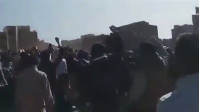 نشطاء يتداولون فيديو دفن جثمان علي عبدالله صالح