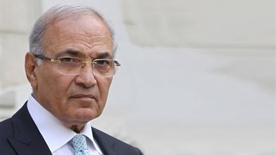 نبيل زكي يحذر «شفيق» من خيانة المصريين حال تغير موقفه تجاه الإخوان