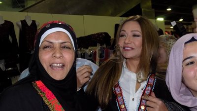 استقبال حافل للفنانة ليلى علوي بمعرض ديارنا (صور)
