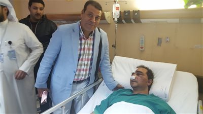 وفد صحفي يزور الشاب المصري المعتدى عليه بالكويت (صور)