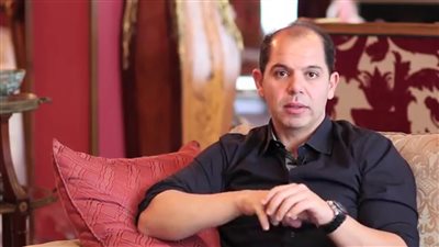 رامي إمام يغادر مطار القاهرة للمشاركة بمهرجان دبي السينمائي