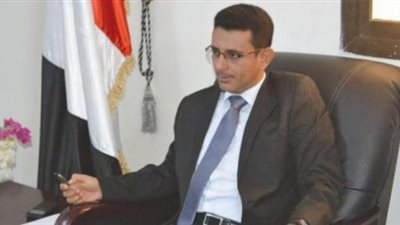 سفير اليمن لدى مصر يغادر مطار القاهرة متجها إلى حضرموت