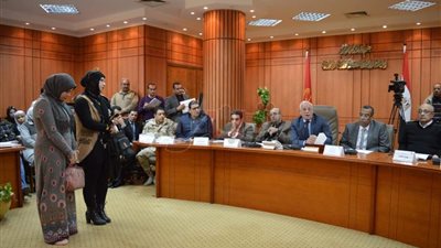 محافظ بورسعيد يكرم موظفتين بعد إثبات عدم صحة البلاغات ضدهما (صور)