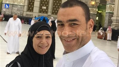 بالصور.. الحضري يؤدي العمرة مع زوجته