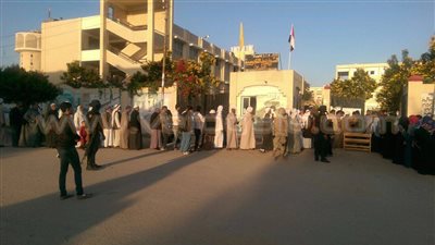 بالصور..استقرار الحالة الأمنية أمام اللجان الانتخابية بشمال سيناء