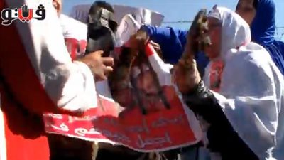 بالفيديو.. ضرب صور قيادات الإرهابية بالأحذية أمام أكاديمية الشرطة