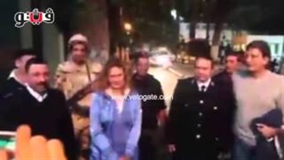 بالفيديو.. أفراد الأمن يلتقطون الصور التذكارية مع يسرا بالزمالك