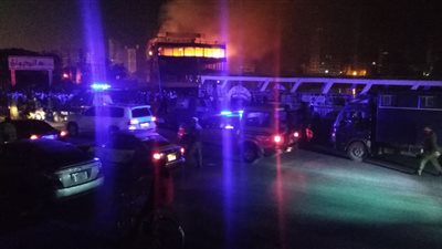 إصابة شخصين وإنقاذ 3 آخرين في حريق مركب عائم بالمنصورة