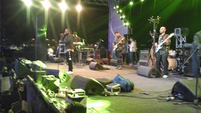 مسرح الكينج يشتعل بأغان أفريقية وراب قبل صعوده