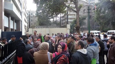 بالفيديو والصور.. وقفة احتجاجية لعمال النظافة أمام مجلس الوزراء