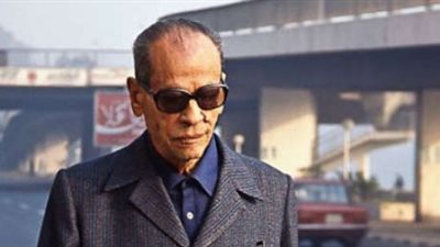 اعترافات صاحب «نوبل» عن النساء والفلسفة والكتابة: للمرأة دور كبير في حياتي.. لا أترك القلم طالما الأحداث تستدرجني.. ما عملت عملا أخجل منه.. أنا رجل شتوي والصيف راحة إجبارية.. وأكتب للهروب من