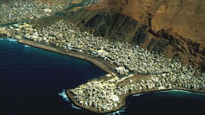 التحالف العربي يصدر تصاريح لدخول سفن إلى موانئ اليمن