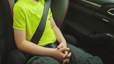 «حرامي» يساعد طفلا في الوصول إلى مدرسته قبل سرقة سيارة والدته