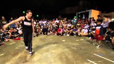 بالفيديو.. طفل يهزم شابا في أداء رقصة بطريقة مذهلة