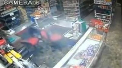 بالفيديو.. مراهقان يقتحمان سوبر ماركت ويقتلان صاحبه