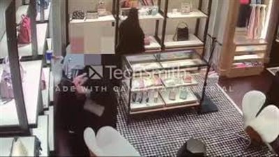 لحظة سرقة امرأتين حقائب ثمينة وإخفائها داخل العباءة بالسعودية ( فيديو)