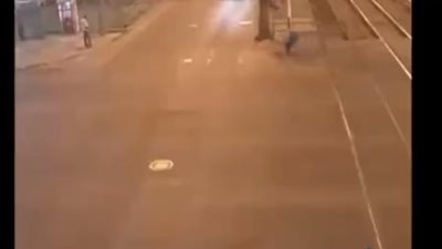 عجوز يطير في الهواء بعد تعرضه لحادث مروع ( فيديو)