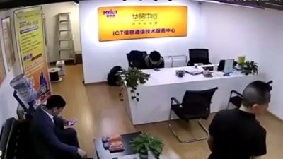 نجاة شخص من الموت لحظة اقتحام سيارة مسرعة مكتب (فيديو)