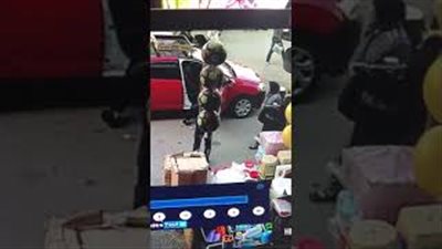 لحظة سرقة «جاكيت» من محل ملابس ( فيديو)