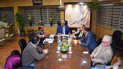 محافظ أسوان يناقش مشروعات الإيفاد مع ممثلي المنظمة (صور)