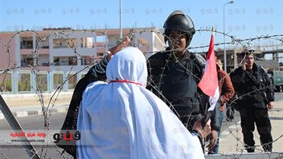 بالفيديو والصور.. سيدة توزع الأعلام على الجنود بأكاديمية الشرطة