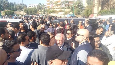 تشييع جثمان المنتج أحمد السيد من مسجد السيدة نفيسة (فيديو)