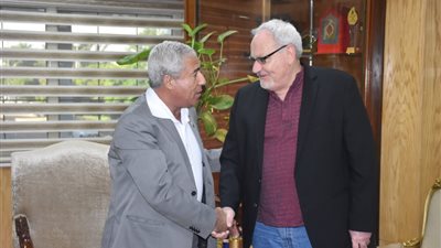 وفد البنك الدولي ومحافظ أسوان يناقشان تنفيذ مشروع الطاقة الشمسية