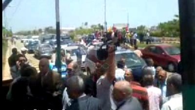بالفيديو.. العشرات من أهالي جمصة يقطعون الطريق الدولي أمام وزير التعليم