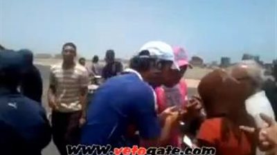 بالفيديو.. اشتباكات بين أهالى جمصة وأمن وزير التربية والتعليم