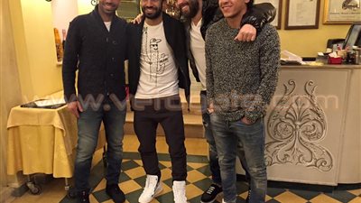 بالصورة.. محمد صلاح يداعب لاعبي الأهلي بعد هزيمة ريال مدريد