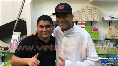 مواطن يلتقط «سلفي» مع عصام الحضرى بمركز المنار في مكة المكرمة