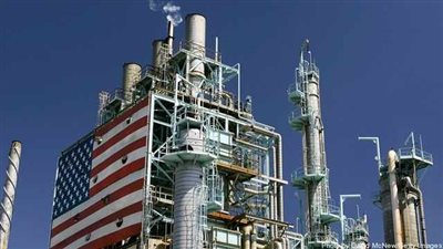 النفط الأمريكي يهبط أكثر من 2% بسبب مخاوف من وفرة المعروض