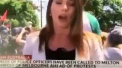 بالفيديو.. متظاهر يتحرش بمراسلة «سكاي نيوز» على الهواء