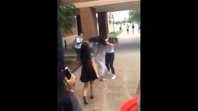بالفيديو.. «خناقة» بين فتاتين داخل مدرسة ثانوية