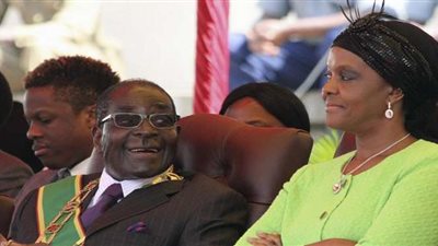 «مطلعتش بنت أصول».. زوجة موجابي تطلب الطلاق بعد تركه الرئاسة.. «زينب سوما» تترك زعيم جامبيا بعد خسارته الانتخابات الرئاسية.. وشريكة حياة زعيم «نيجيريا» ضمن القائمة